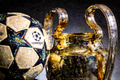 欧冠联赛足球与奖杯特写图片
